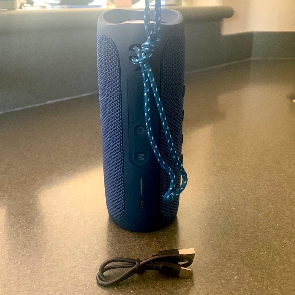 Johnnie O Bluetooth portable speaker